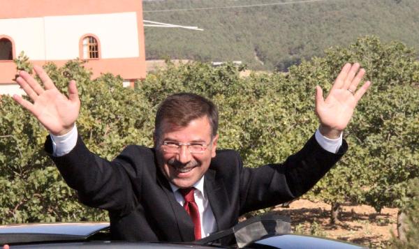 Davutoğlu’na benzetilen AK Partili aday seçim çalışmalarına başladı