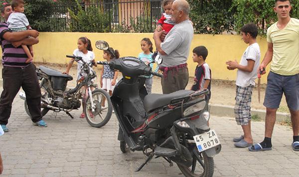 Motosiklete giren yılan korkuttu