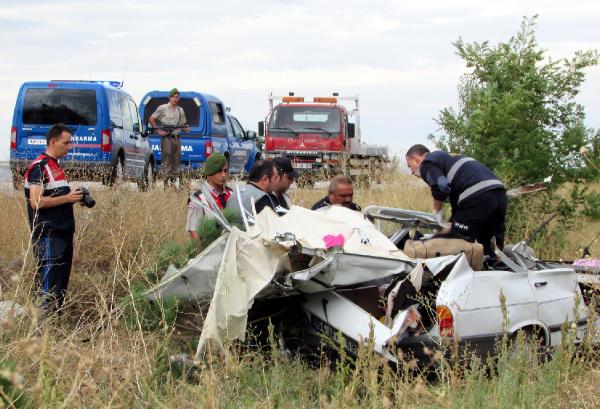 Otomobille kamyonet çarpıştı: 1 ölü, 2 yaralı