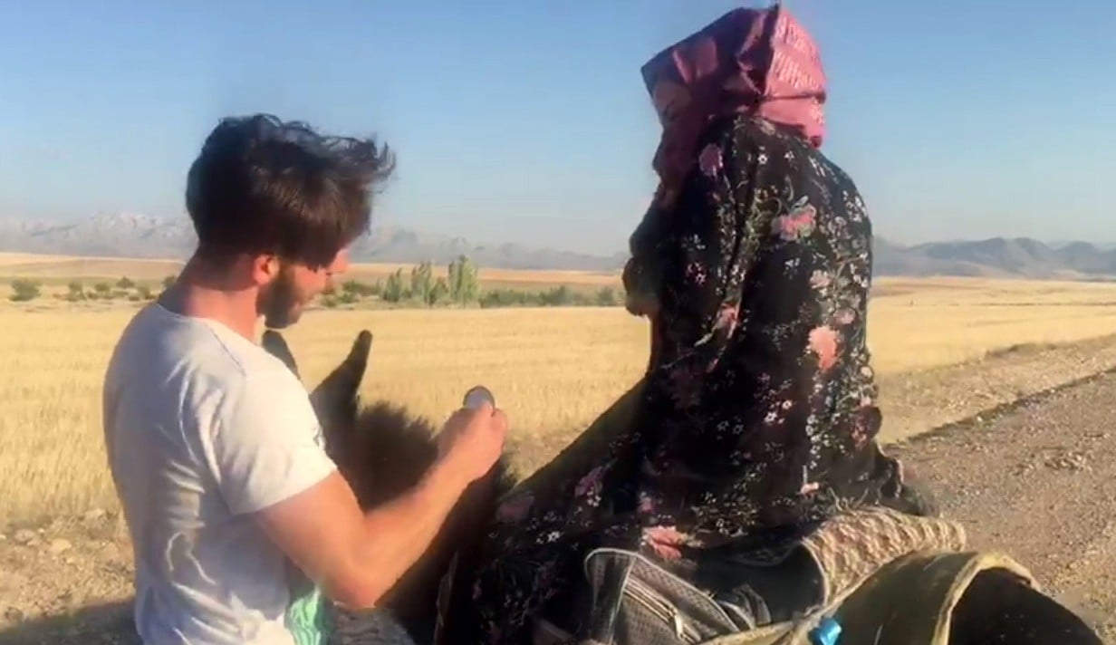 Gurbetçi gençten eşekli evlenme teklifi