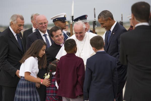 Obama, Papa'yı havalimanında karşıladı