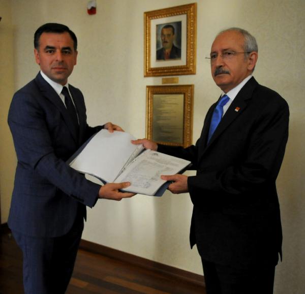 Tuzla sahili için toplanan 10 bin imza, Kılıçdaroğlu'na teslim edildi