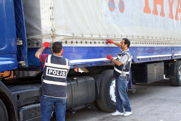 TIR'da 100 bin paket kaçak sigaraya 2 gözaltı