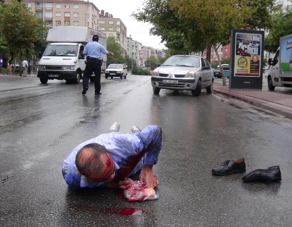 Otomobil çarpan yaralı, yüzükoyun ambulans bekledi