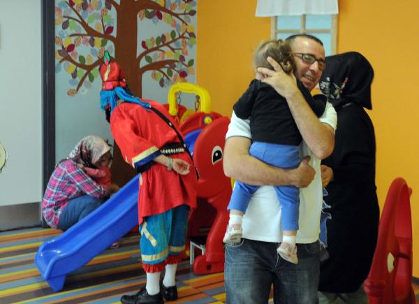 Hastanede tedavi gören çocukları korkutan animasyon gösterisi