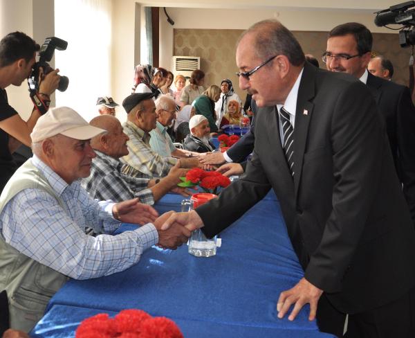 Denizli protokolünden çocuk ve yaşlılara bayram ziyareti