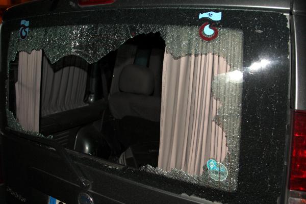 Yol kesen PKK'lılar hafif ticari araca ateş açtı: 1 yaralı