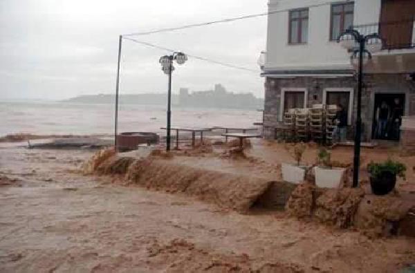 8 wounded as flood sweeps in Turkey's famous resort