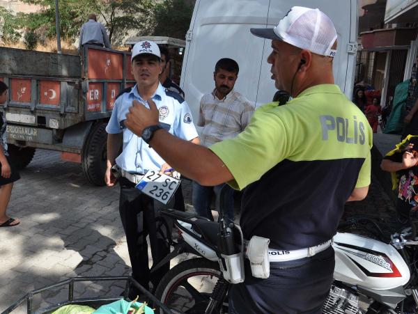 Motosikletin çarptığı 3 kadın yaralandı