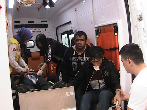 Afganlıları taşıyan minibüs devrildi: 7 yaralı