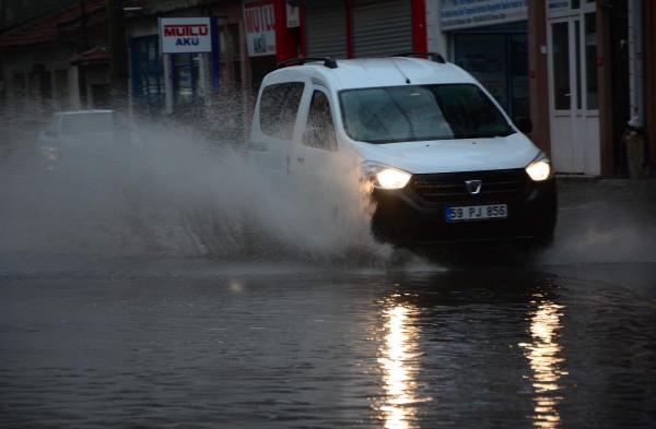 Çorlu’da yağmur sonrası yollar göle döndü