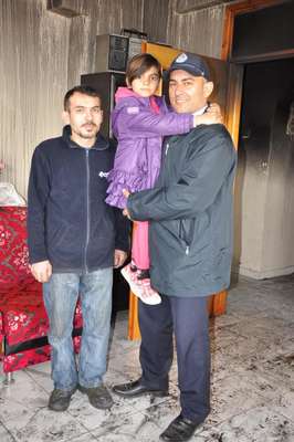 Kahraman zabıta, Fatmanur'u alevlerin arasından kurtardı
