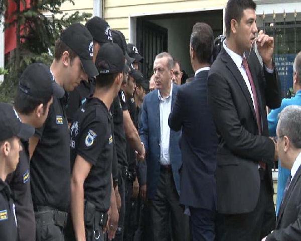 Cumhurbaşkanı Erdoğan'dan polislere bayram ziyareti