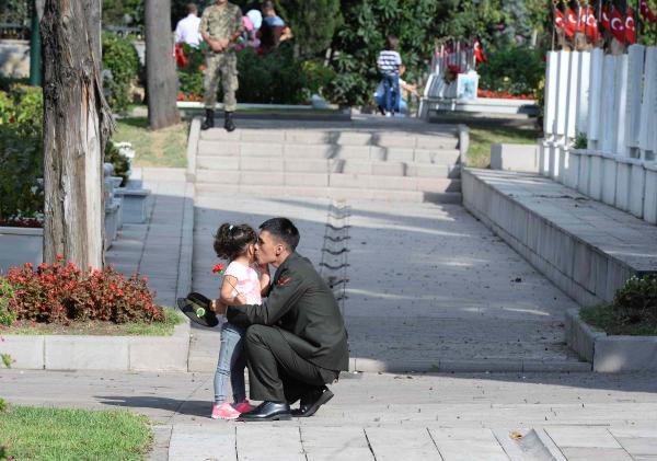 Şehitlikte hüzünlü bayram