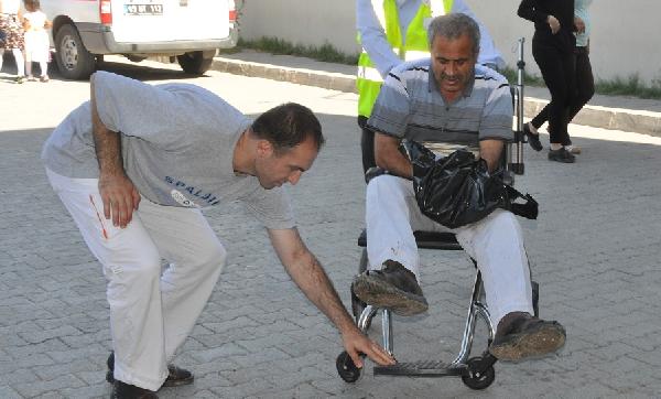 Çorum'da acemi kasaplar, kendilerini yaraladı