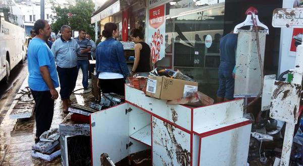 Bodrum'da bayramın ilk günü sel felaketinin izleri silinmeye çalışılıyor