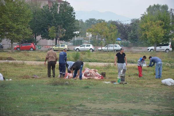 Bursa’da sokakta kurban kesme manzarası değişmedi ,50 kişi kurban keserken yaralandı