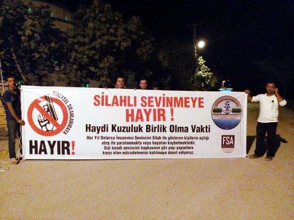 Silahlı bayram kutlaması yapılmaması için asılan pankarta uydular