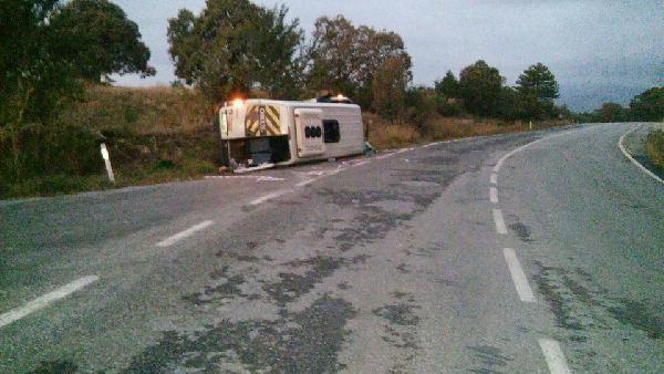 Emet'te minibüs devrildi, 16 kişi yaralandı
