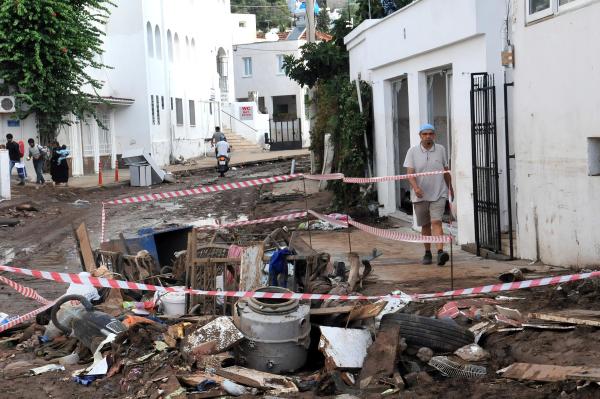 Bodrum'da bayramın ilk günü sel felaketinin izleri silinmeye çalışılıyor (2)
