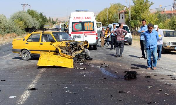 Kayseri'de iki otomobil çarpıştı: 3 yaralı