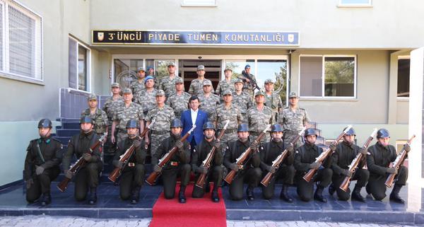Başbakan Davutoğlu, Yüksekova'da askerlerle bayramlaştı
