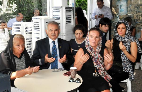 Zeki Müren dualarla anıldı