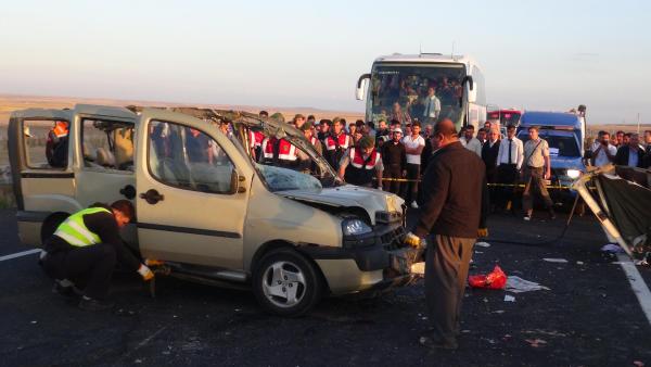 Otomobil ile hafif ticari araç çarpıştı: 13 ölü, 1 yaralı (2)