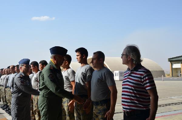 Hava Kuvvetleri Komutanı Ünal, hava harekatlarına katılan savaş uçağı pilotları ile bayramlaştı