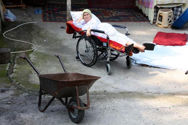 Engelli 4 çocuk annesi el arabasından kurtuldu