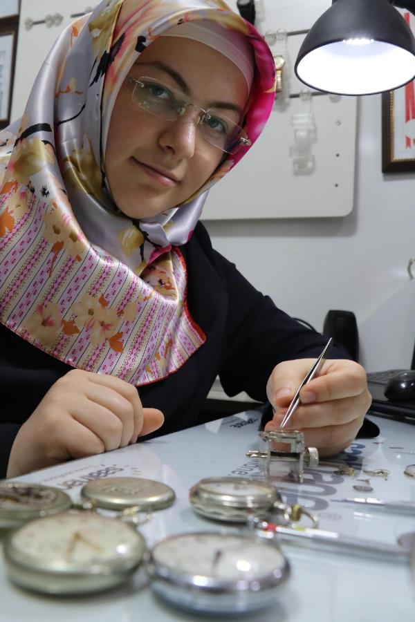 Üniversiteli Betül'ün saat tamiri tutkusu