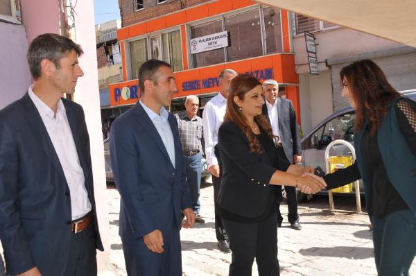 Tutuklanan belediye eş başkanlarına destek için bayramlaşmaya katıldılar