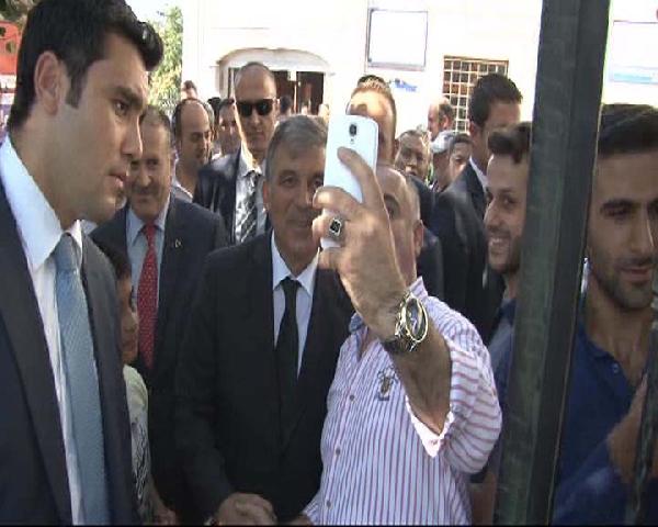 Gül'ün Cuma namazı çıkışı bayramlaşma yoğunluğu