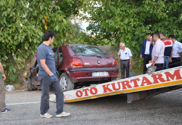 Otomobil ceviz ağacına çarptı: 2'si çocuk 3 ölü, 5 yaralı