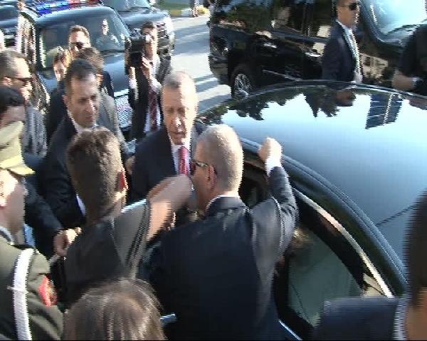 Cumhurbaşkanı Erdoğan annesi ve babasının mezarını ziyaret etti