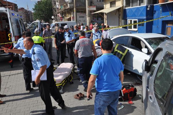 Otomobil önce motosiklete, ardından hafif ticari araca çarptı: 1 ölü, 5 yaralı