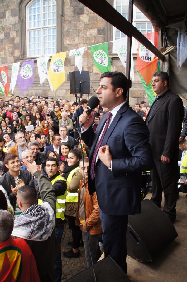 Demirtaş: Tek başına diktatörlük rüyası görenlerin rüyasını kabusa çevirdiniz