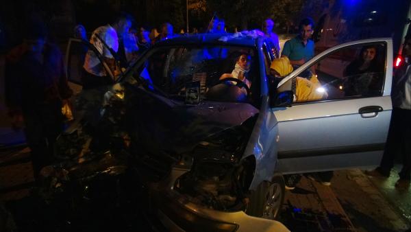 Araçta sıkışan sürücüyü sağlık ekipleri kurtardı