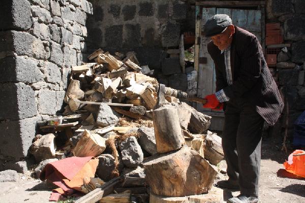 60 yıldır odun kırıyor