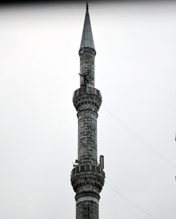 Minareden atladı, Kurban Bayramı'nı kutladı