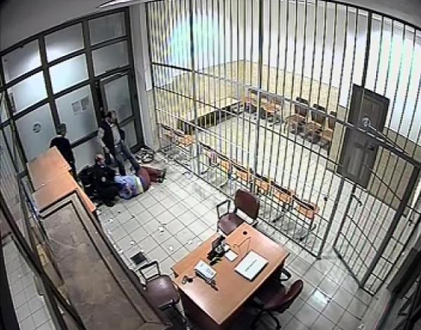 Adliye karakolundaki dayağa para cezası