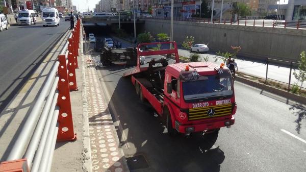Diyarbakır’da zırhlı polis aracı kaza yaptı: 3 polis yaralı