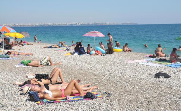 Bayramda Antalya sahilleri boş kalmadı