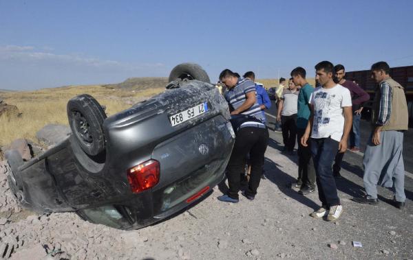 Siverek’te otomobil devrildi: 2 yaralı