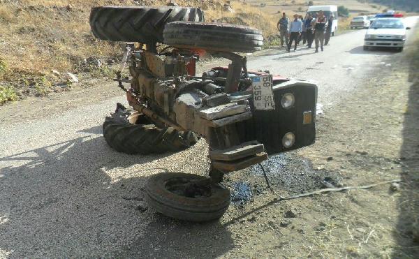 Suşehri'nde traktör devrildi: 3 Yaralı