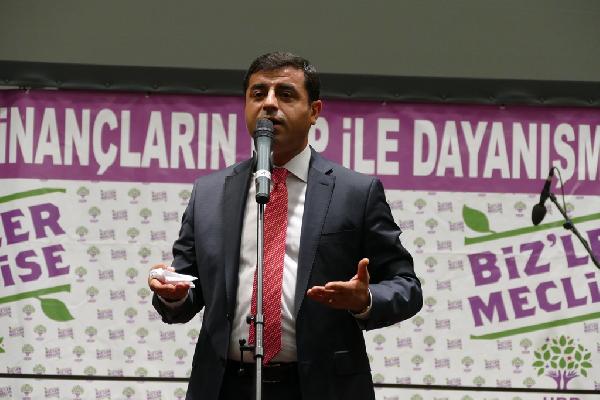 EK FOTOLAR - Selahattin Demirtaş: "Yüzde 13'ü halk yanlış oy kullandığı için aldığımızı zannediyor" (2)
