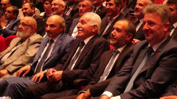 Kamalak'tan AK Parti'ye seçim şarkısı önerisi: "Besmele ile değil, Fatiha ile başlasınlar"