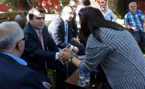 Bioenerji uzmanı Kaymakamın elini avuçlarına alıp geçirdiği rahatsızlıkları anlattı