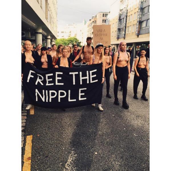 İsveç'te Facebook'u üstsüz protesto