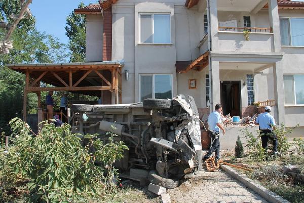 Minibüs balkona çarptı; 6 yaralı